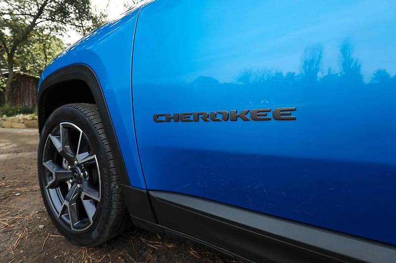 Jeep Cherokee nameplate