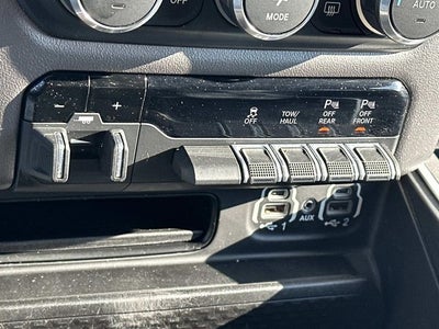 2020 RAM 1500 Big Horn Crew Cab 4x4 5'7' Box