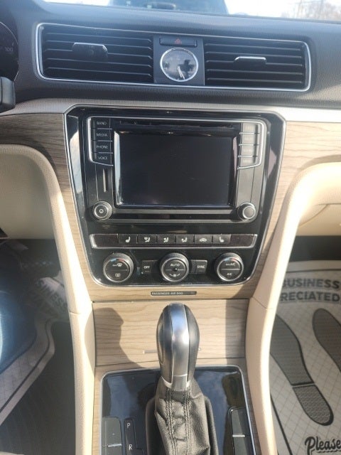 2016 Volkswagen Passat 1.8T SE